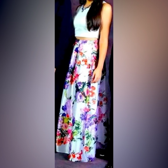 Elegant Formal Floral Maxi skirt. Perfect for a modern and classy look! 🌼🌺🌷🌸 - Picture 2 of 12